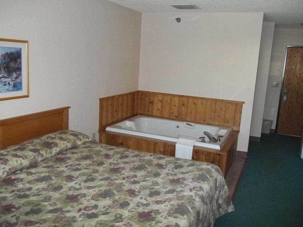 Chicaugon Lake Inn Gaastra Экстерьер фото