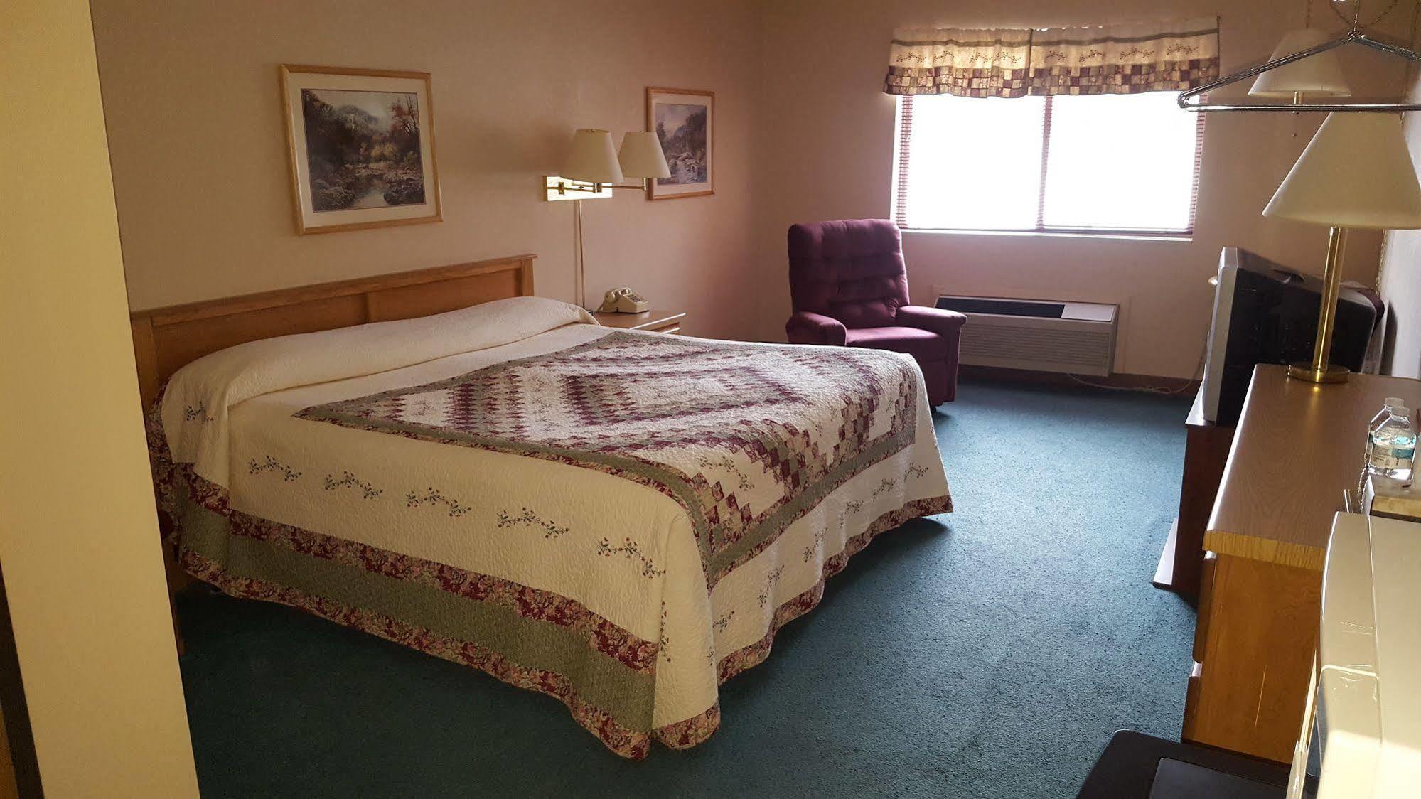 Chicaugon Lake Inn Gaastra Экстерьер фото